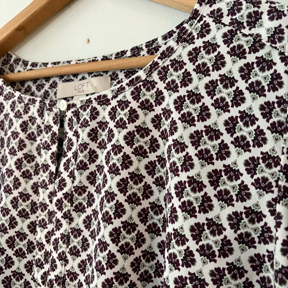 LOFT Plus Sz 18 Ivory Purple Damask Long Sleeve Blouse Split Neck Flowy Fit - Picture 3 of 8